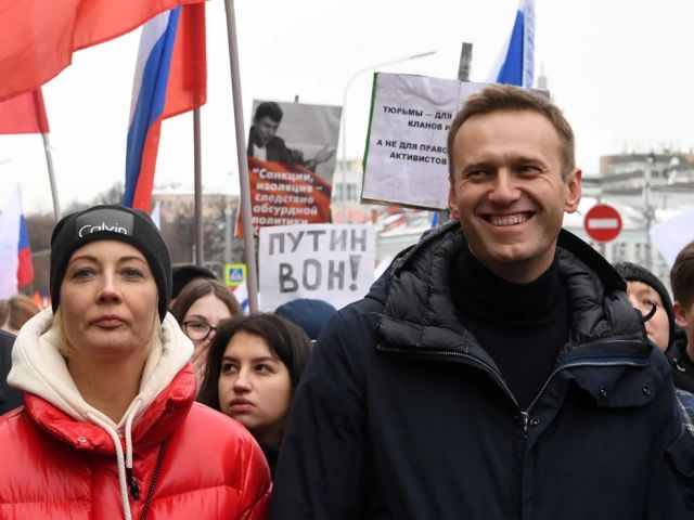 201211143423-navalny-and-wife_jpg